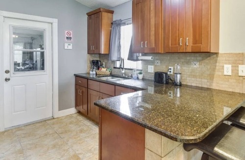 Orlando House | Convenient & Cozy Orlando home-15 Minutes from Disney. Convention Center 8 miles