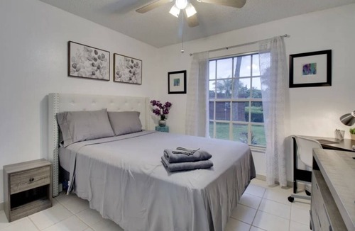 Orlando House | Convenient & Cozy Orlando home-15 Minutes from Disney. Convention Center 8 miles