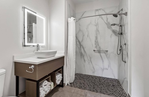 Harbison Hotel | Convenient Room Near Lake Murray Public Park and Columbia SC Attractions