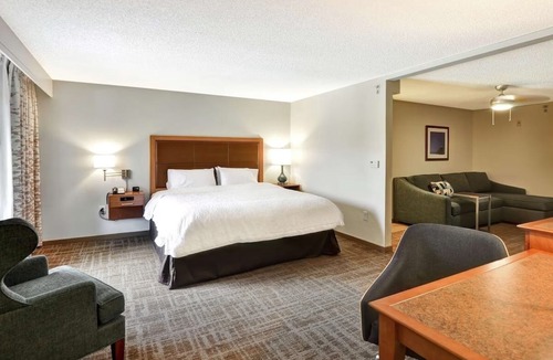 Boca Raton Hotel | Convenient Room w/Tropical Vibes Across from Shops | Free Breakfast & Parking