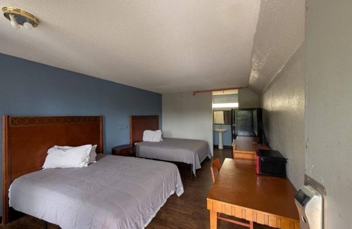 Cartersville Hotel | Convenient Stay with 4 Rooms for Budget Travelers