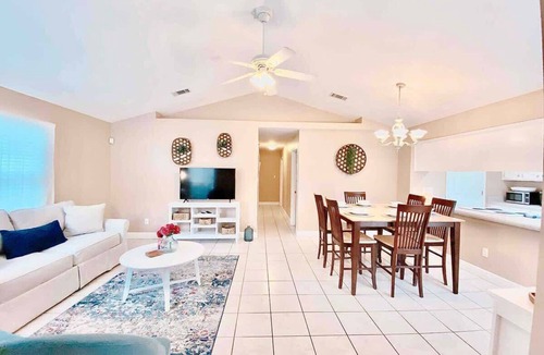 Tallahassee House | Cool and Bright Room Designed for Relaxation