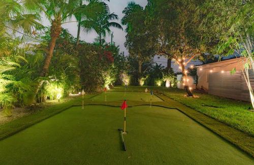 Golden Glades Villa | Cool Villa Northwest Miami BY THE GLAMHOMES