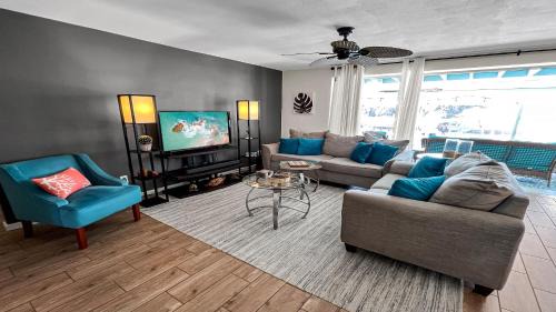 Fort Myers Villa | Coral Sunshine - large south terrace with poolspa