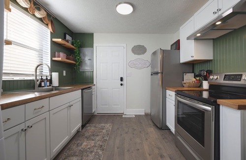 North Nashville Cottage | Cottage 2 mi to Broadway: King Bed, Fenced Yard