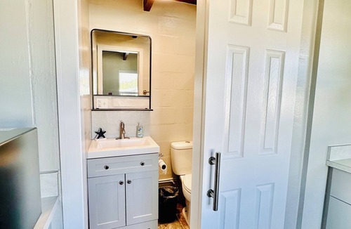 Tavares Cottage | Cottage 33: Pineapple Place - Waterfront Lodging in Downtown Tavares, FL