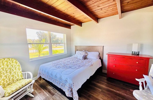 Tavares Cottage | Cottage 33: Pineapple Place - Waterfront Lodging in Downtown Tavares, FL