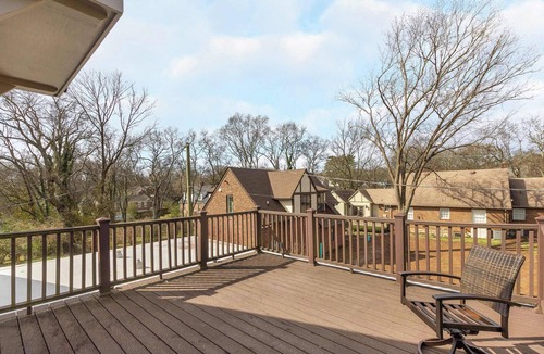 Green Hills House | Cottage Charm | Private Rooftop Deck