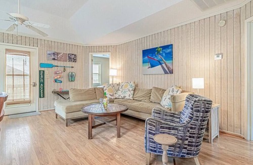 Myrtle Beach Cottage | Cottage House - Steps to the Beach with Pool