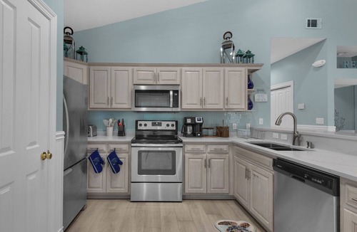 Crystal Shores House | Cottage Near Pool, Walk to Beach, Cafe, and Shopping
