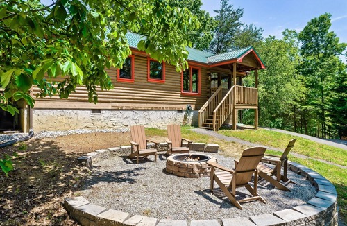 Sevierville Cabin | Couples Getaway - Hot Tub - Close to Downtown - Minutes to Smoky Mountain NP