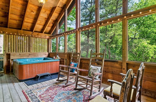 Sevierville Cabin | Couples Getaway - Hot Tub - Close to Downtown - Minutes to Smoky Mountain NP