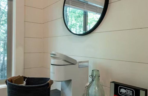 Balsam Grove Cabin | Couples Glamping Cabin - Bearly Behaving
