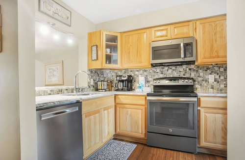 Hilton Head Island Villa | Courtside 81- Short Walk to the Beach- 2 BR 2.5 BA Updated Townhouse