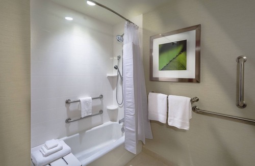 Charleston Hotel | Courtyard by Marriott Charleston Downtown/Civic Center