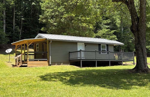 Murphy House | Cozy 1-bedroom house in beautiful Murphy with AC