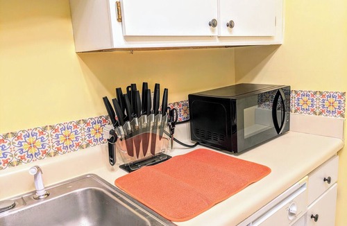 Greensboro Condo | Cozy 2BR/1BA Condo with Modern Furnishings, High-Speed Wi-Fi, In-Unit Laundry