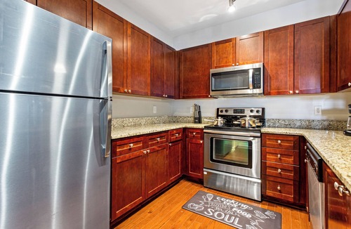 Lindridge-Martin Manor Apartment | Cozy 2BR/2BA /Pool, Gym, fast WiFi 10 mins to Downtown ATL