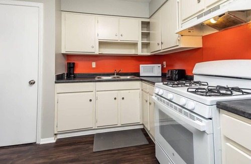 University District Apartment | Cozy 2BR Haven for Families Near U of Memphis