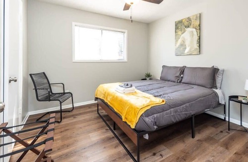 University District Apartment | Cozy 2BR Haven for Families Near U of Memphis