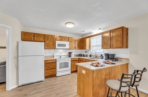 Winston - Salem House | Cozy 2BR King Bed Sleeps 6 Near Hospital & Wake Forest