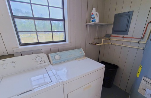 Thomas Drive House | Cozy 3 Bedroom Guesthouse w/Full Kitchen (30 Minutes to the BEACH)