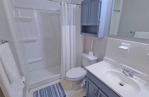 Thomas Drive House | Cozy 3 Bedroom Guesthouse w/Full Kitchen (30 Minutes to the BEACH)