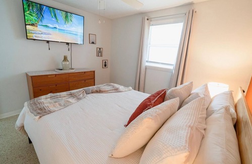 Westside House | Cozy 3BR Home Downtown w/Backyard+Wi-Fi+Parking