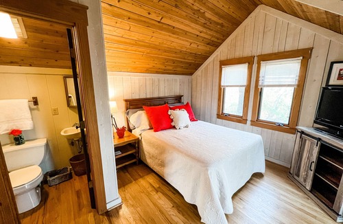 Cliff Ridge Colony Cabin | Cozy 3BR Mountain Escape - Highland Hüs @ Caesars Head