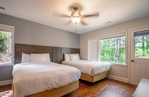 Buford Cabin | Cozy Accessible Lakeside House with Deck & Bbq!