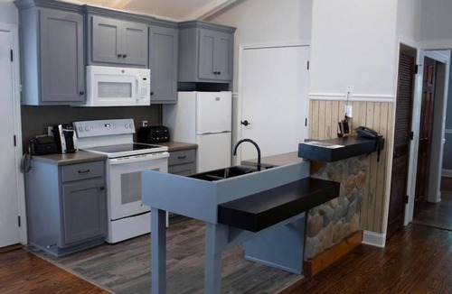 Buford Cabin | Cozy Accessible Lakeside House with Deck & Bbq!