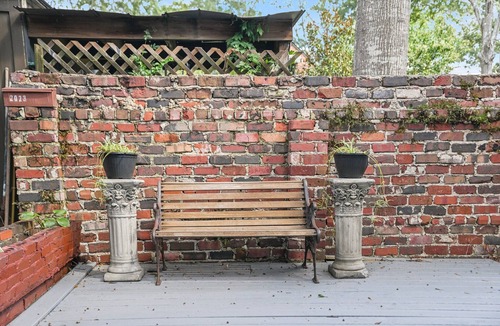 Montgomery House | Cozy and Clean - Best located Old Cloverdale 1BR