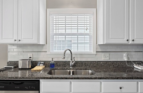 Dothan House | Cozy and Comfy Retreat in a Quiet Neighborhood. Weekly and monthly discounts