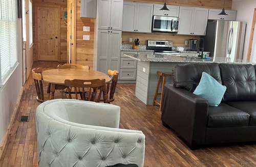 Easley House | Cozy and Quaint Pinewood Cottage at Saluda River Farms