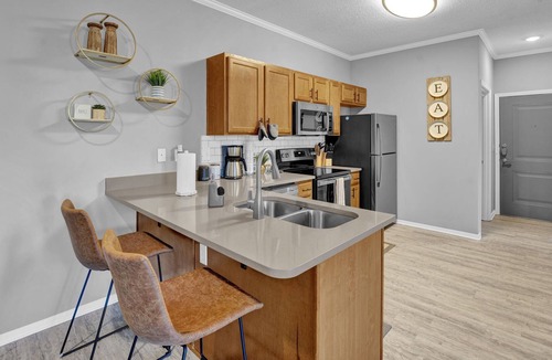 Downtown Memphis Apartment | Cozy apt Dwtwn w/Views of MEM bridge and BassPro