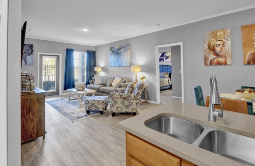 Downtown Memphis Apartment | Cozy apt Dwtwn w/Views of MEM bridge and BassPro