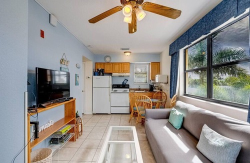 Redington Beach Condo | Cozy Beachside Getaway with Vintage Charm