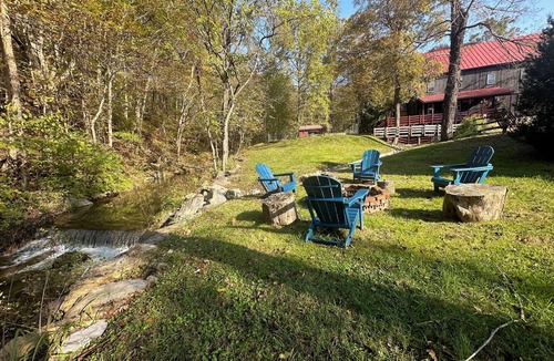Raphine House | Cozy Cabin Hideaway | Minutes to Blue Ridge Parkway