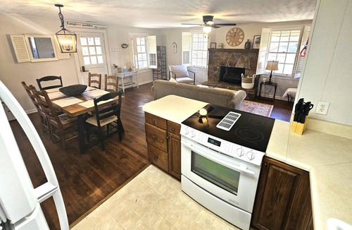 Unaka Cabin | Cozy Cabin in Gated Community with Pool and Marina Access, Pet Friendly!