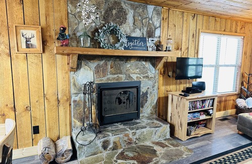 Blairsville Cabin | Cozy cabin on wooded acre, fire pit, games, fully equipped. UCSTR License#020096