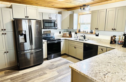 Blairsville Cabin | Cozy cabin on wooded acre, fire pit, games, fully equipped. UCSTR License#020096