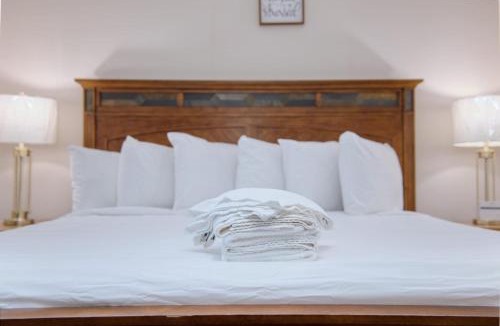 Fortson House | Cozy Cabin-Style Retreat Sleeps 10 Near Fort Benning