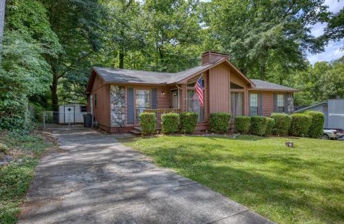 Fortson House | Cozy Cabin-Style Retreat Sleeps 10 Near Fort Benning