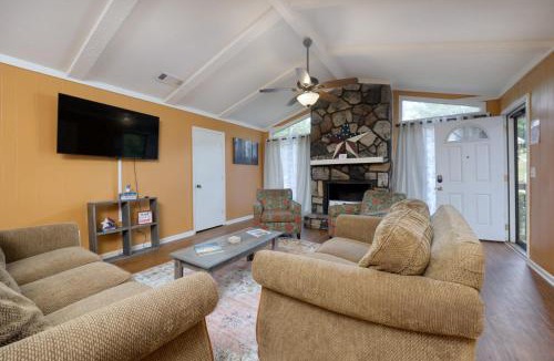 Fortson House | Cozy Cabin-Style Retreat Sleeps 10 Near Fort Benning