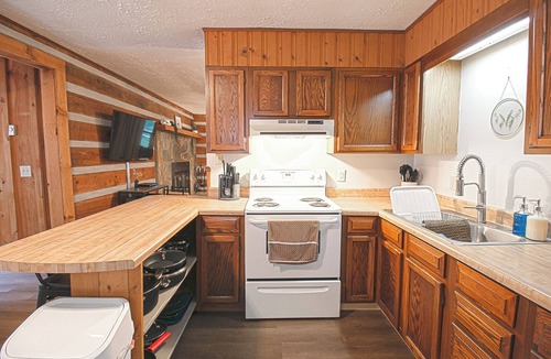 Bryson City Cabin | Cozy Cabin with Hot Tub in Tranquil Bryson City