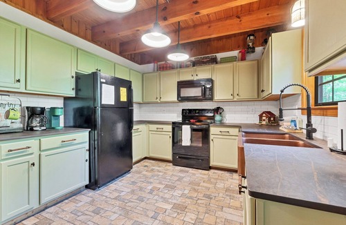 Townsend Cabin | Cozy cabin with seclusion and nature all around ! Enjoy a evening in the hot-tub