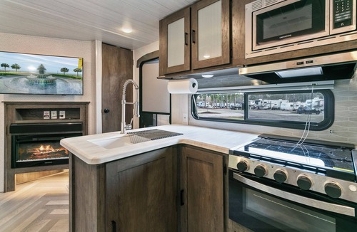 Cross House | Cozy Camper with Canal access