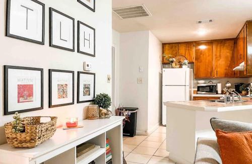 Tallahassee House | Cozy Canopy Cottage tucked away - East Tallahassee