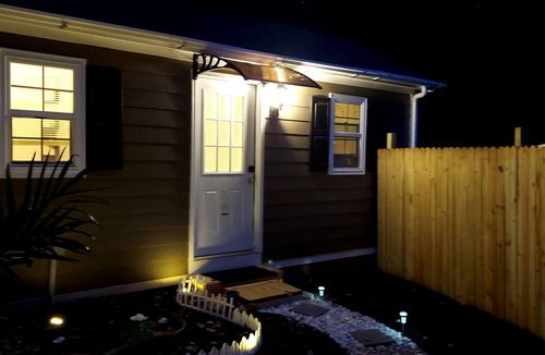 Greensboro House | Cozy ,Charming and Comfy Tiny Home with Beautiful View in a Quiet Area