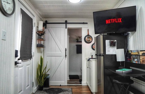 Chillicothe Cabin | Cozy Container, HotTub, King Bed, Pets, Wifi, 1 Night Stays, Griddle, Firepit